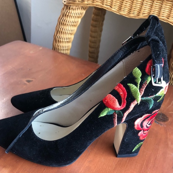 !!SOLD!! SUPER UNIQUE EMBROIDERED HEELS SIZE 7 - Picture 2 of 4
